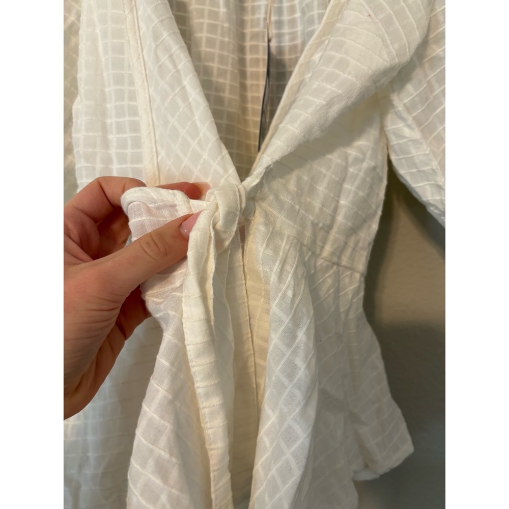 Universal Thread | Textured Tie-Front Peplum Top w/ Puff Sleeves (White) - Picture 7 of 9